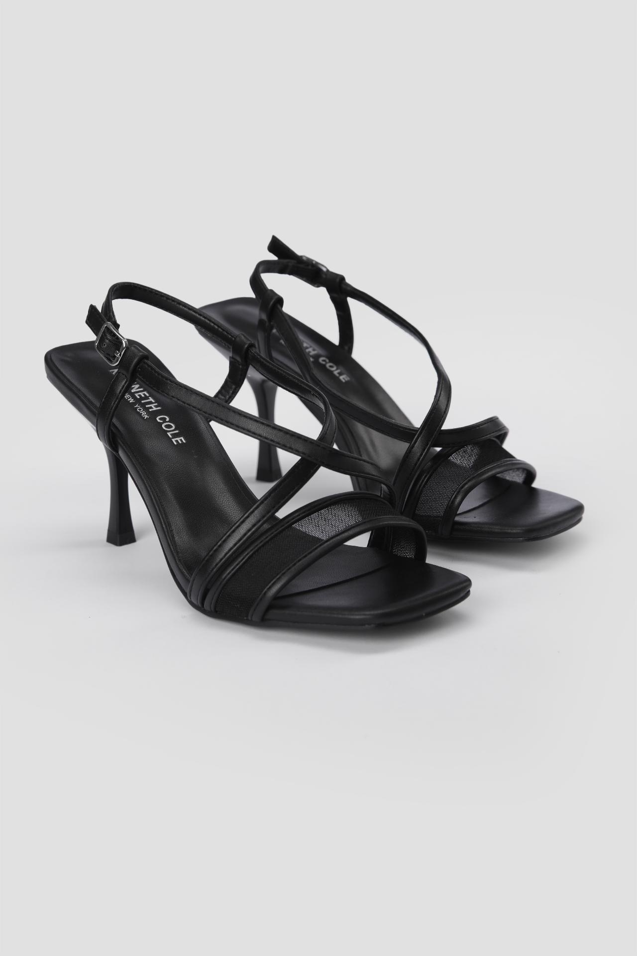 נעלי עקב דמוי עור בצבע שחור