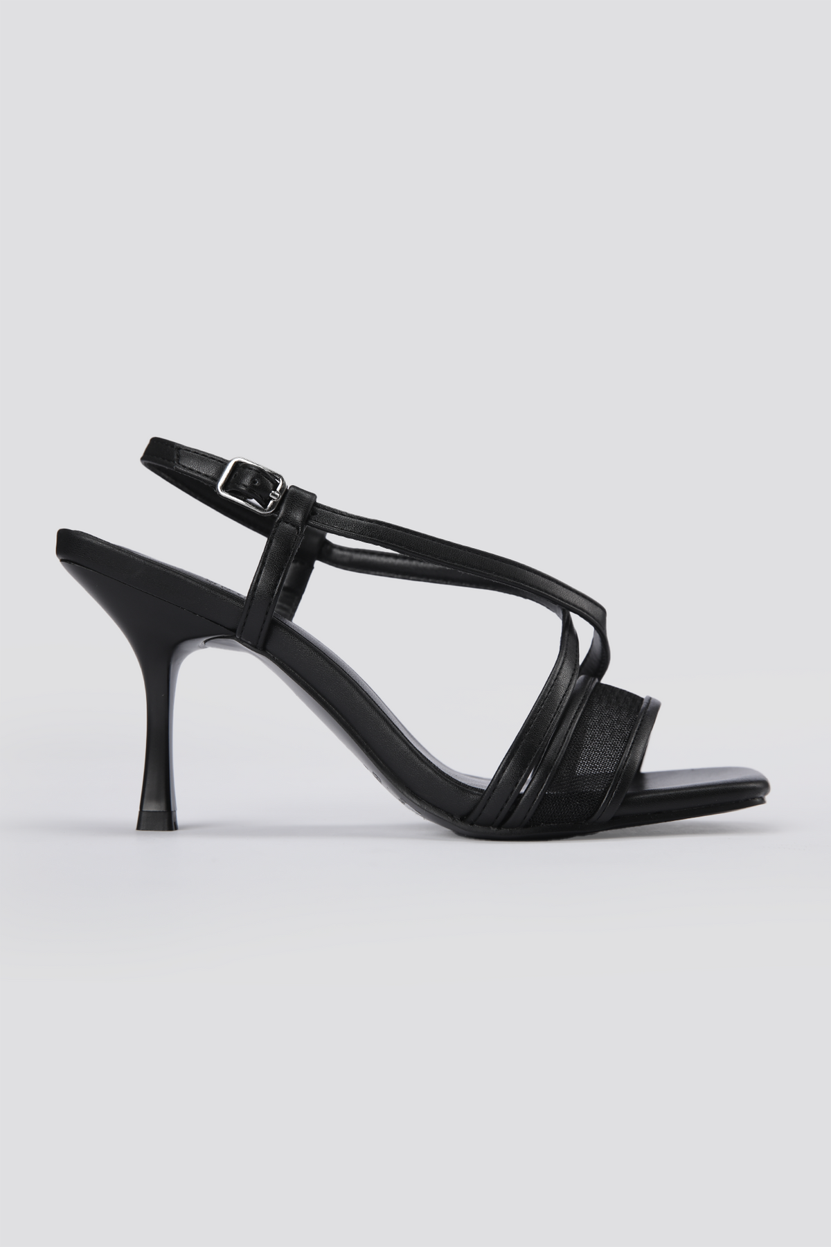 נעלי עקב דמוי עור בצבע שחור