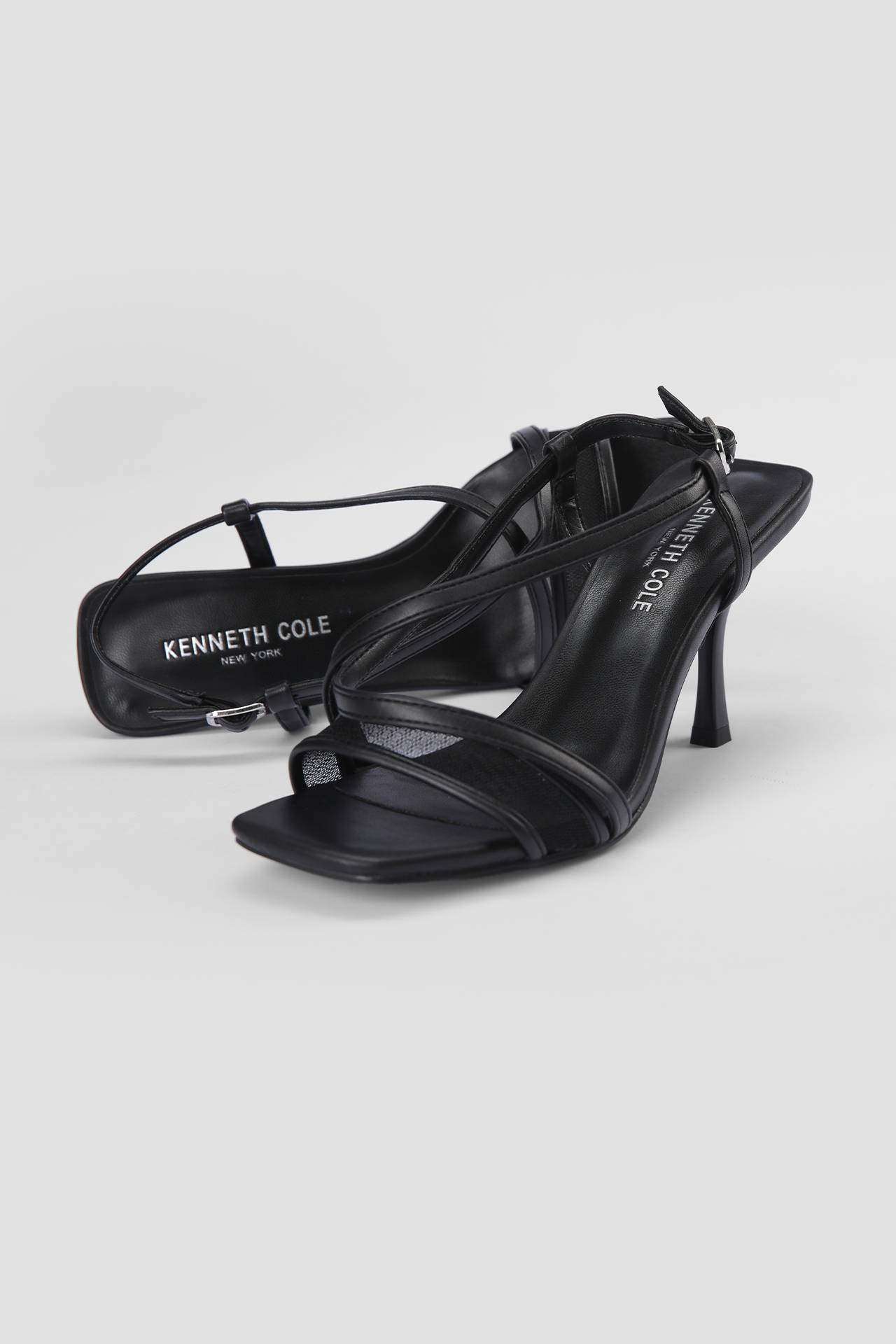 נעלי עקב דמוי עור בצבע שחור