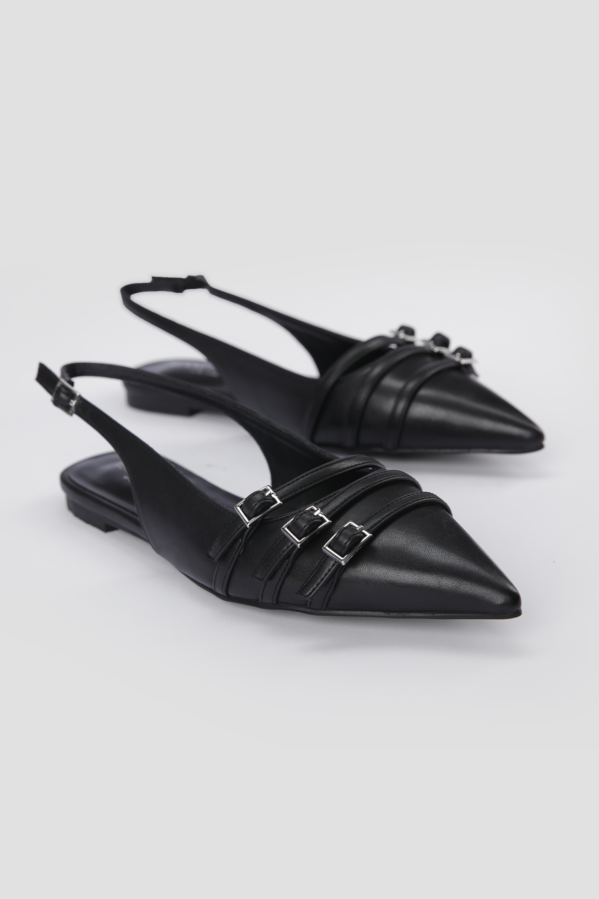 נעלי בלרינה שפיץ דמוי עור בצבע שחור