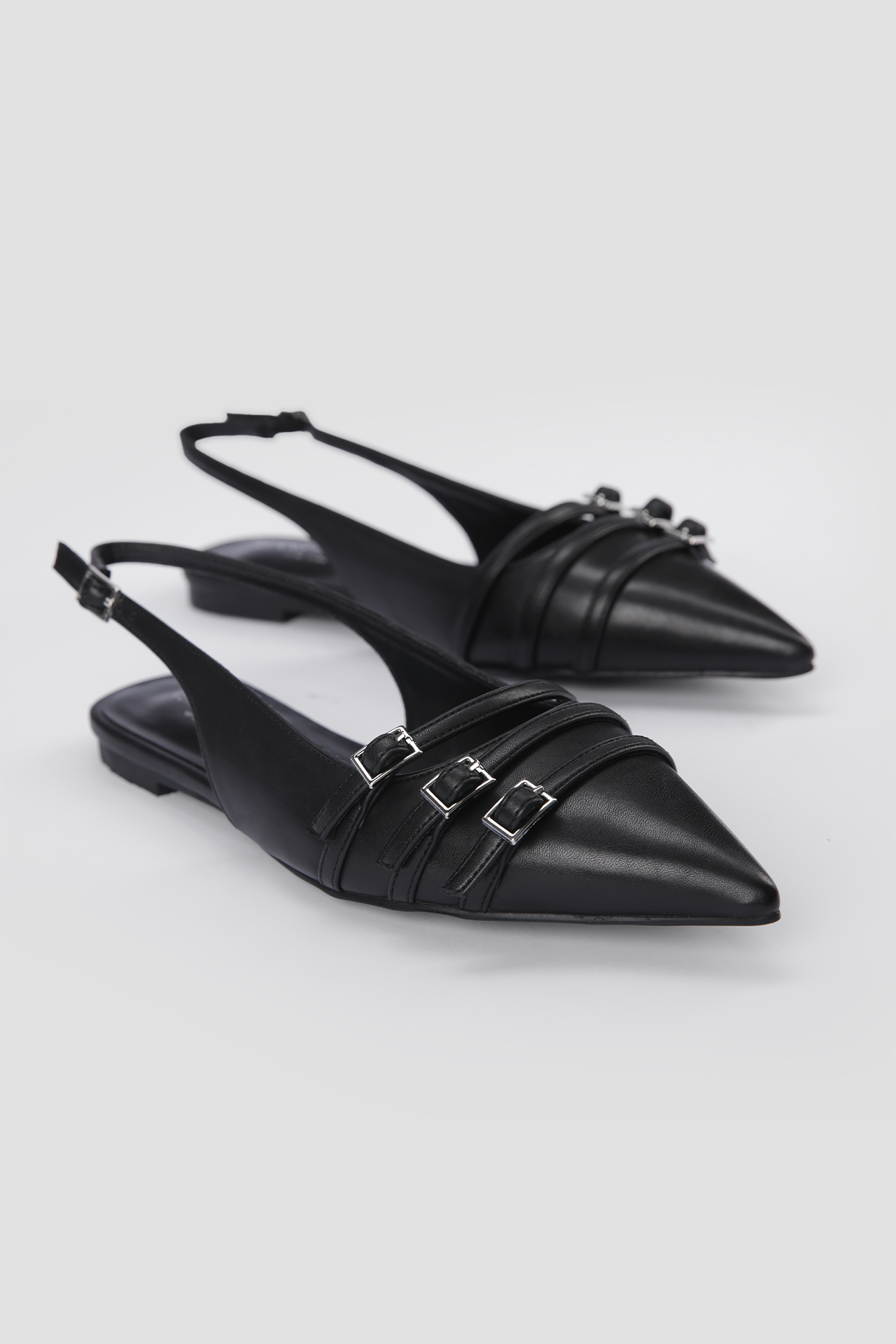 נעלי בלרינה שפיץ דמוי עור בצבע שחור