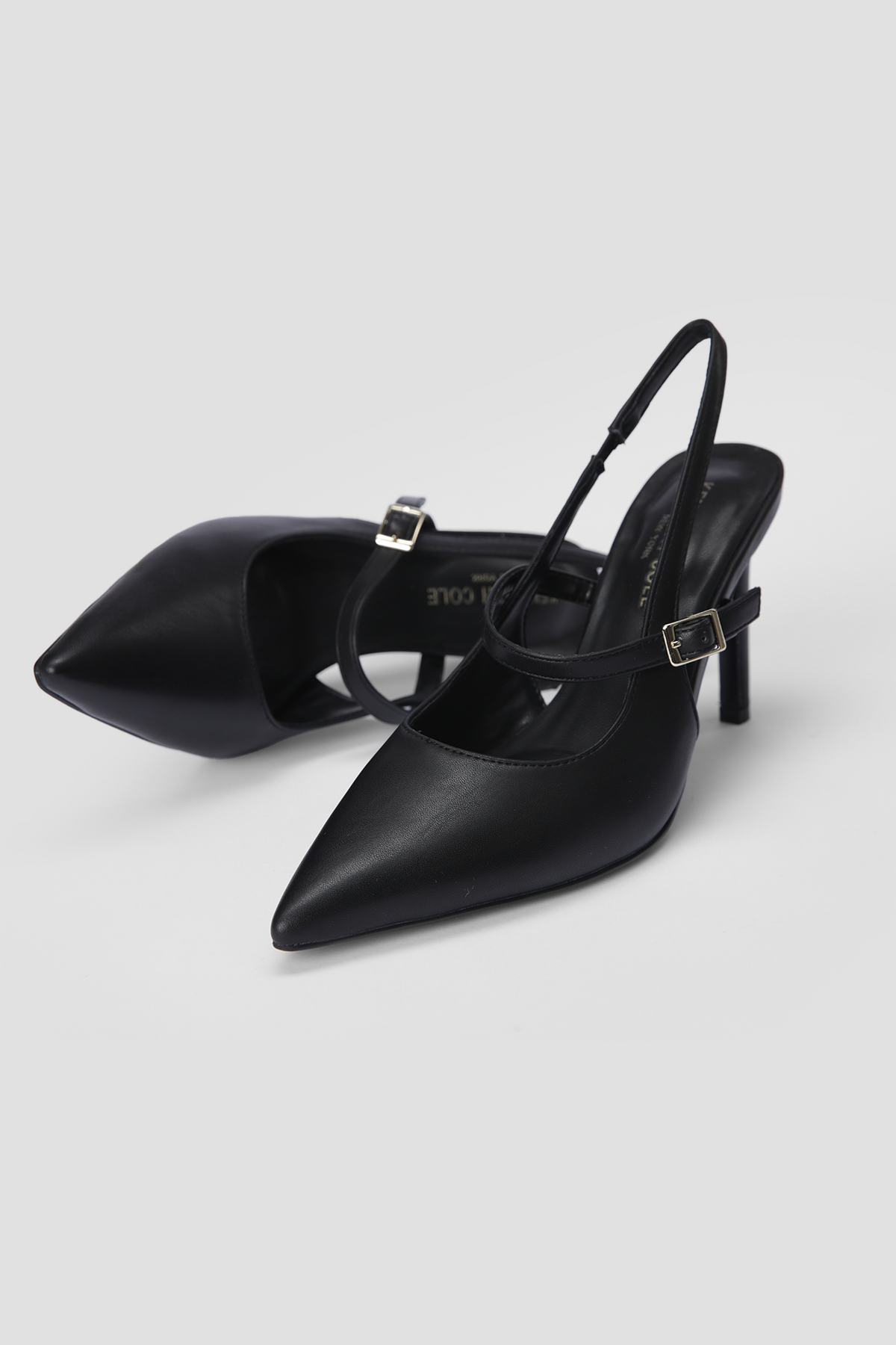 נעלי עקב שפיץ' דמוי עור בצבע שחור