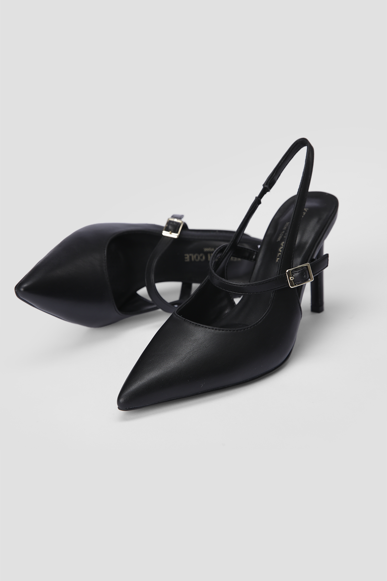 נעלי עקב שפיץ' דמוי עור בצבע שחור