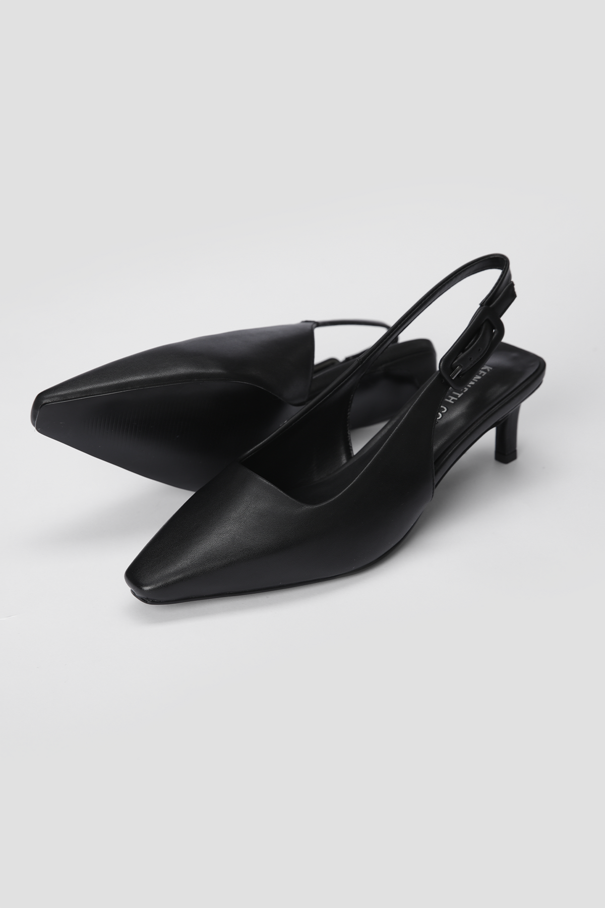 נעלי עקב שפיץ' דמוי עור בצבע שחור