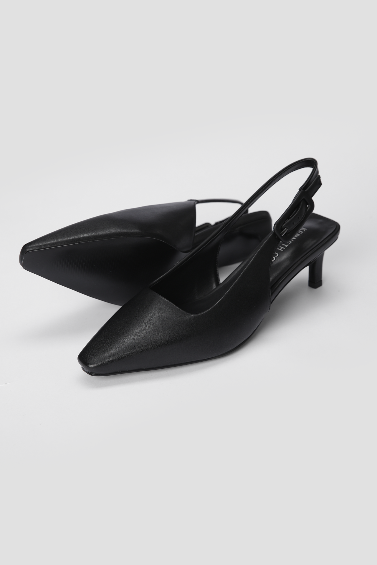 נעלי עקב שפיץ' דמוי עור בצבע שחור