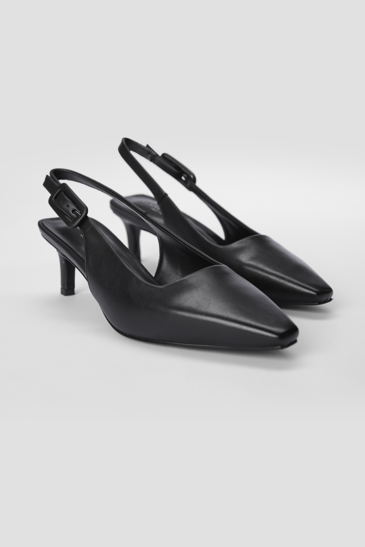 נעלי עקב שפיץ' דמוי עור בצבע שחור