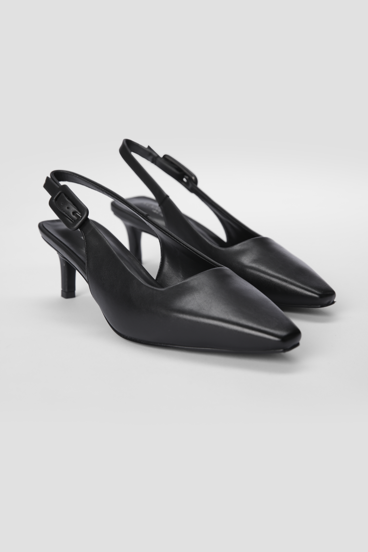 נעלי עקב שפיץ' דמוי עור בצבע שחור