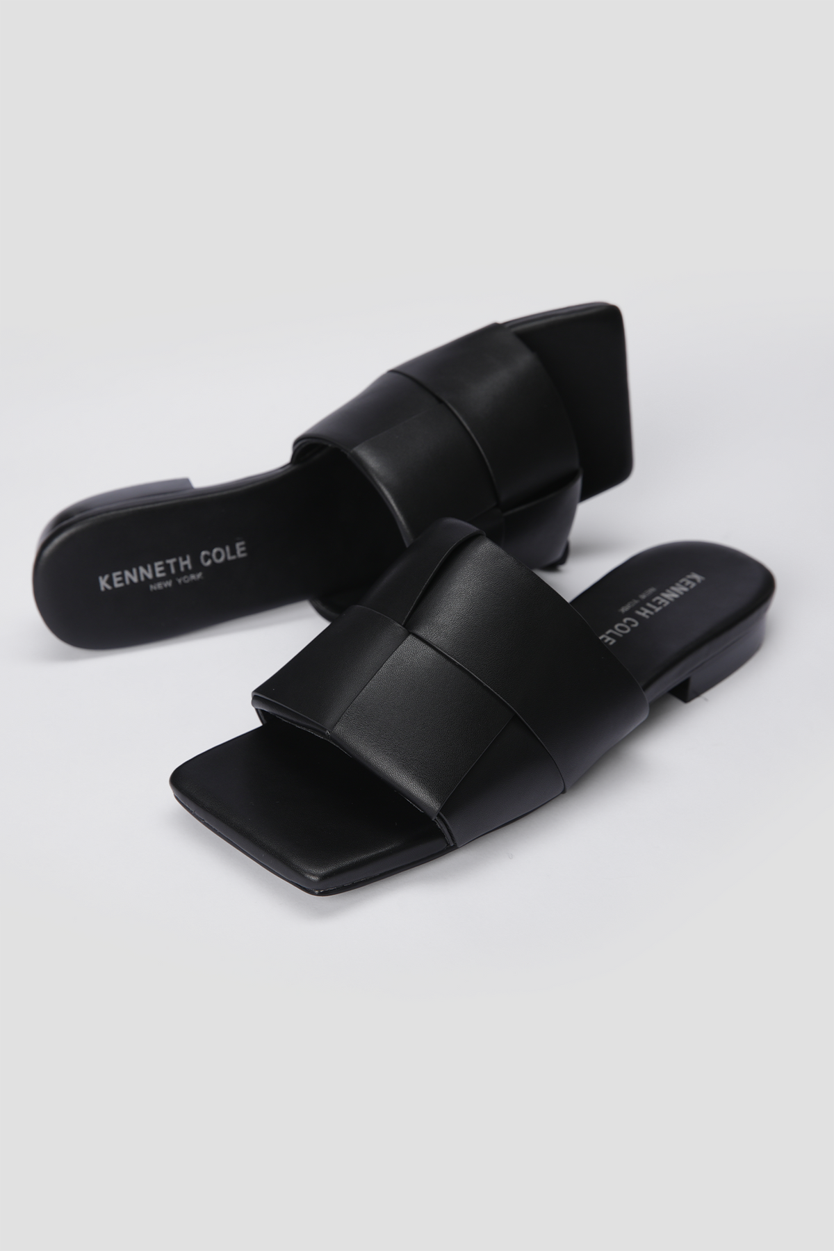 כפכפים דמוי עור בצבע שחור