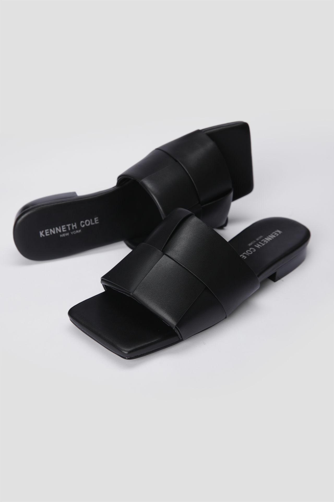 כפכפים דמוי עור בצבע שחור