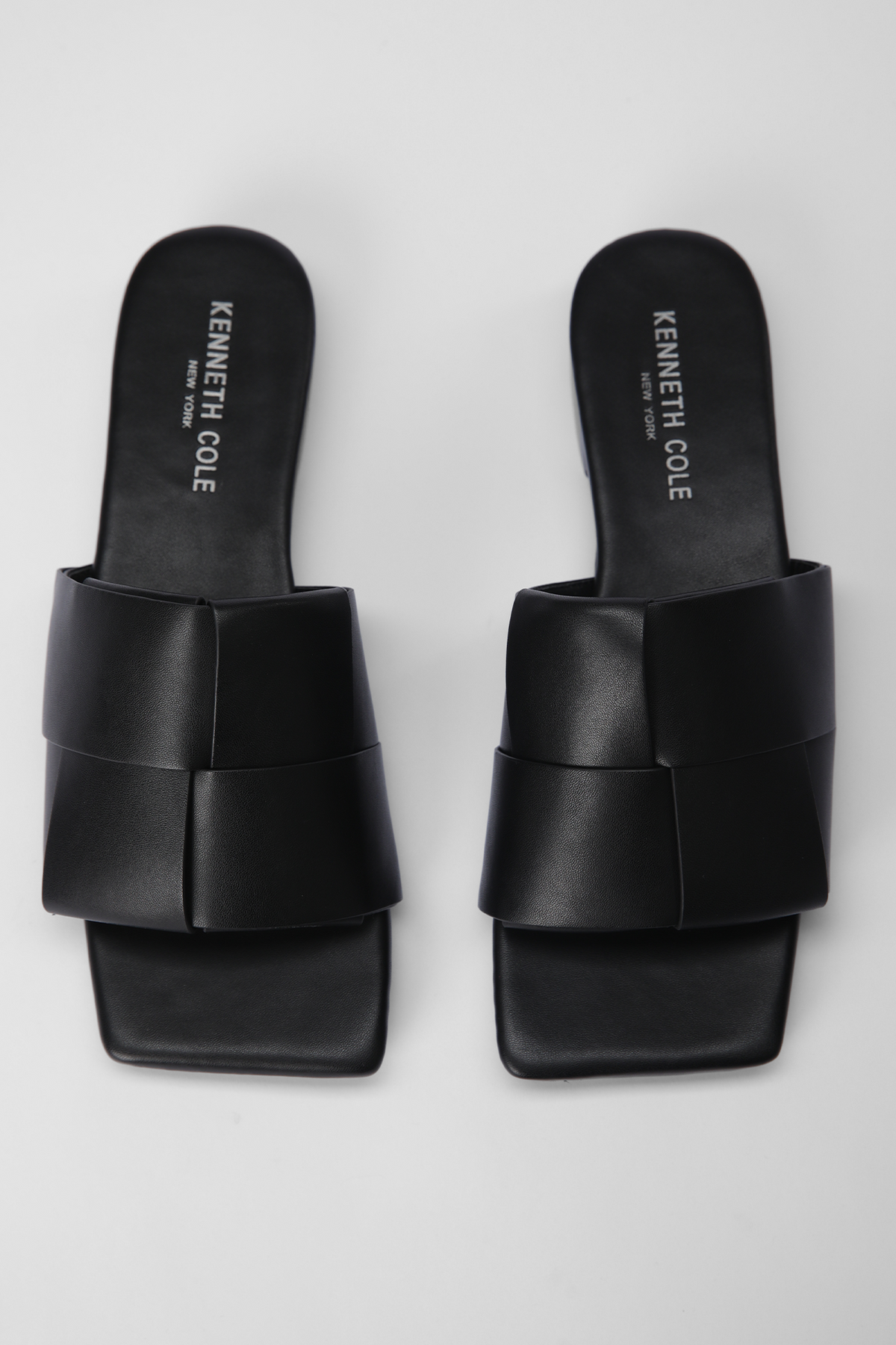 כפכפים דמוי עור בצבע שחור