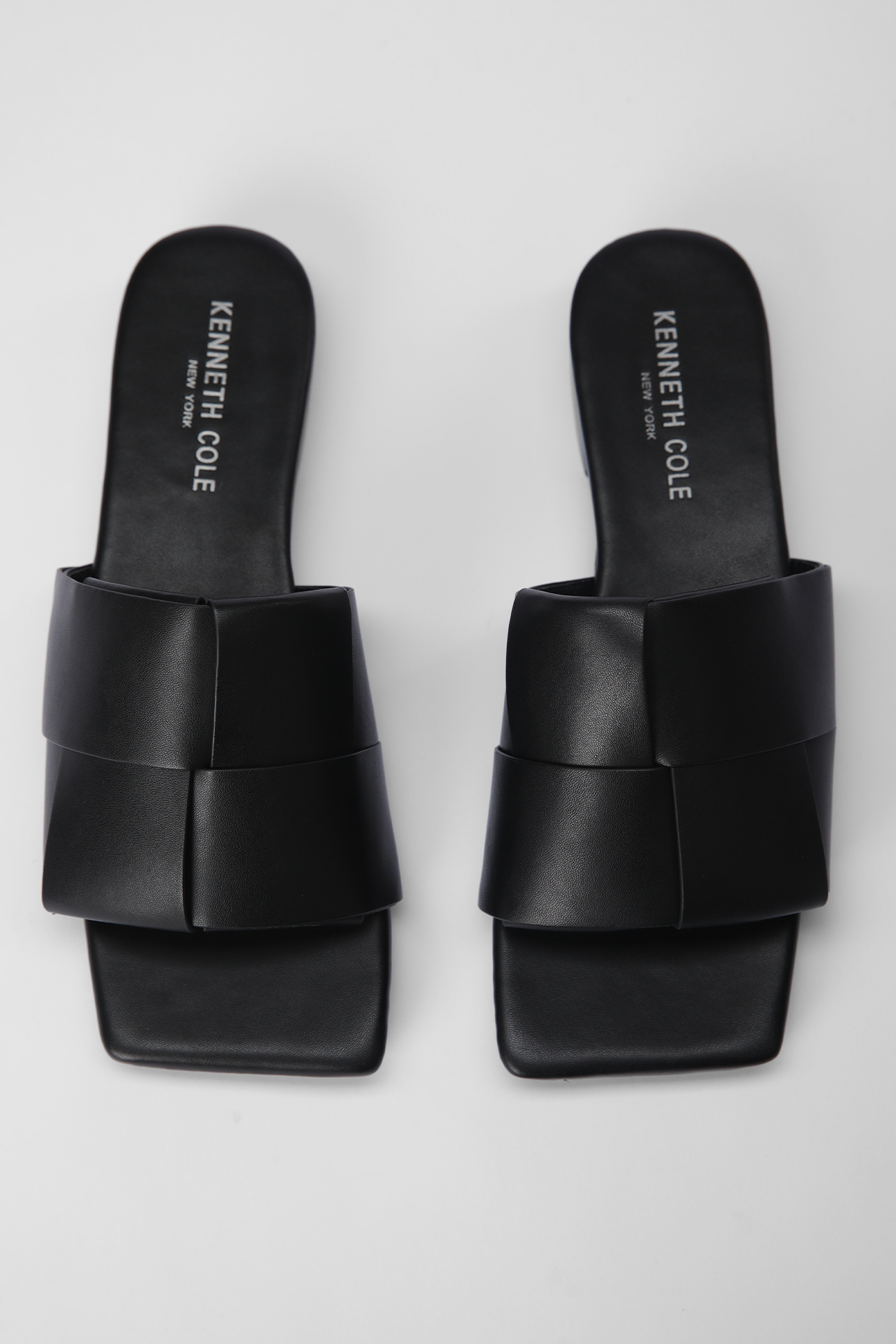 כפכפים דמוי עור בצבע שחור