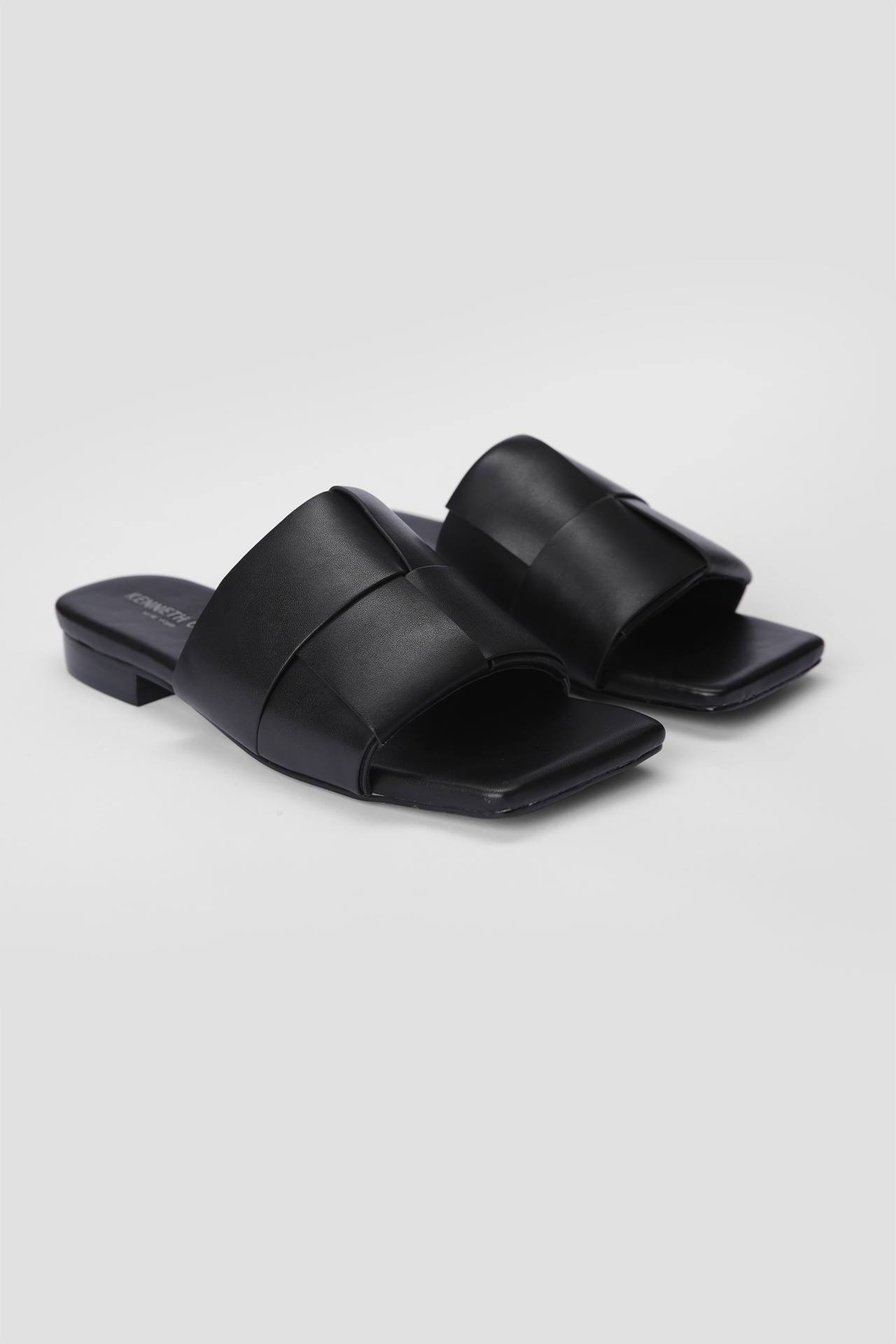 כפכפים דמוי עור בצבע שחור