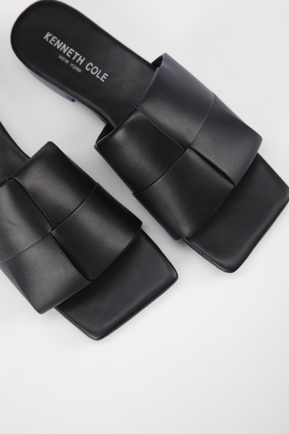 כפכפים דמוי עור בצבע שחור