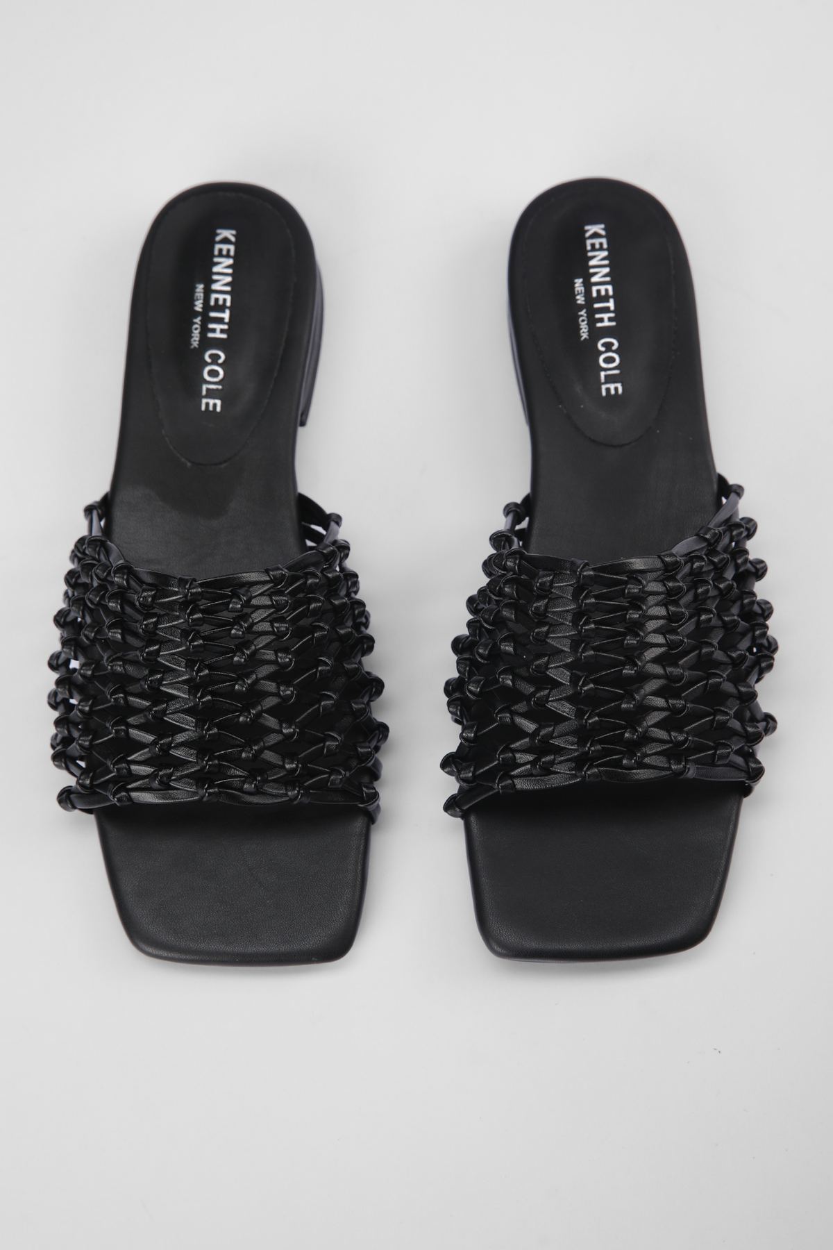 כפכפים דמוי עור בצבע שחור בעיצוב ארוג