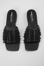 כפכפים דמוי עור בצבע שחור בעיצוב ארוג