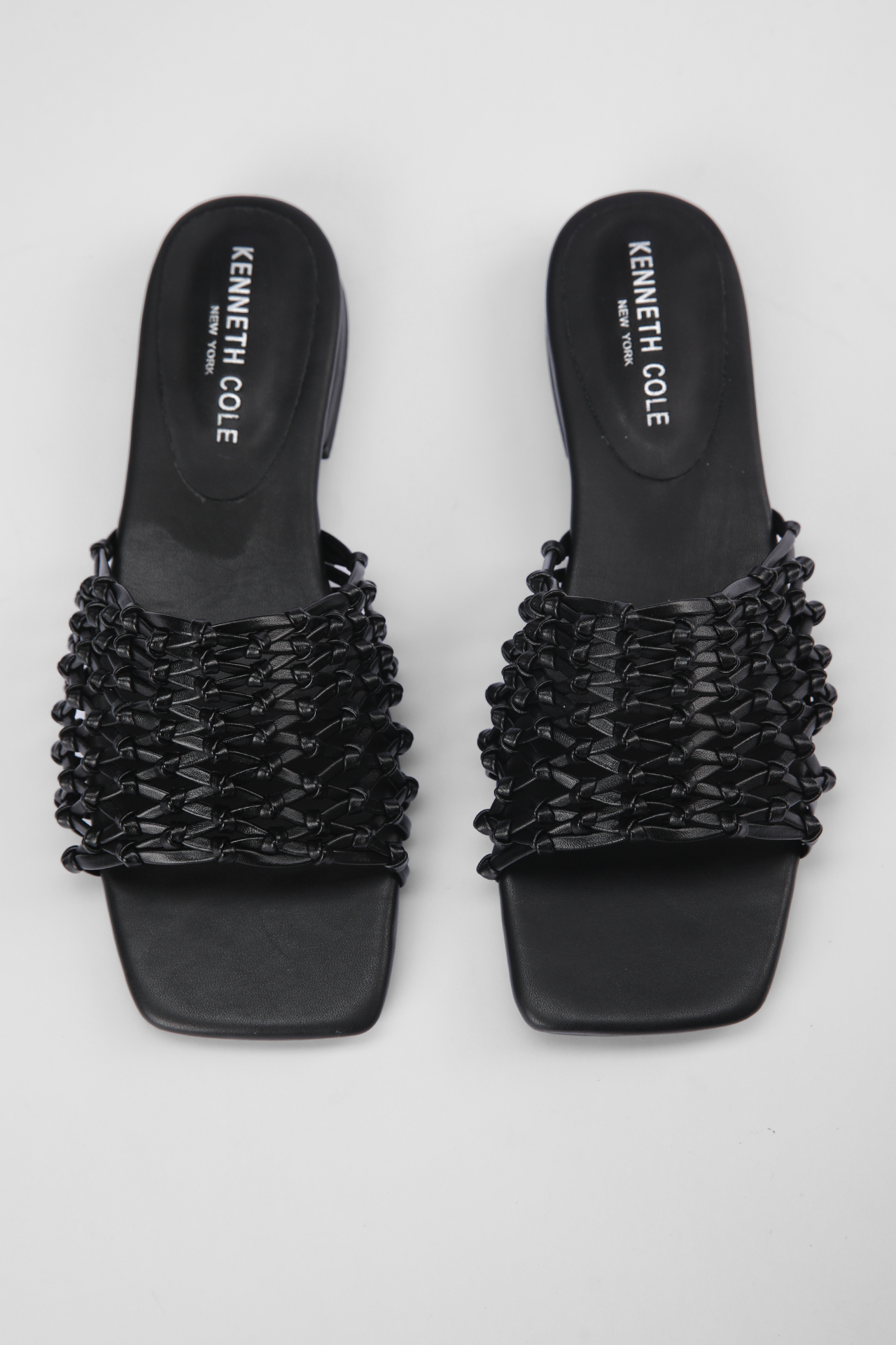 כפכפים דמוי עור בצבע שחור בעיצוב ארוג