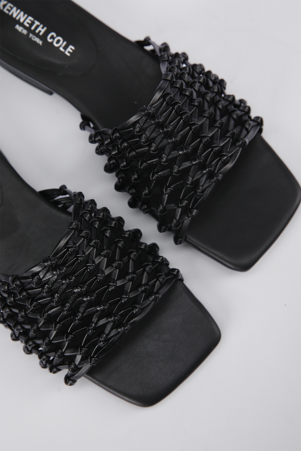 כפכפים דמוי עור בצבע שחור בעיצוב ארוג