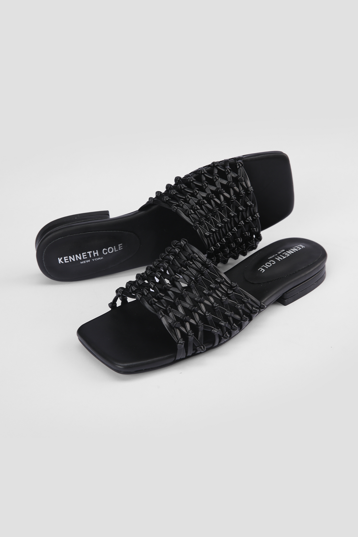 כפכפים דמוי עור בצבע שחור בעיצוב ארוג