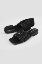 כפכפים דמוי עור בצבע שחור בעיצוב ארוג