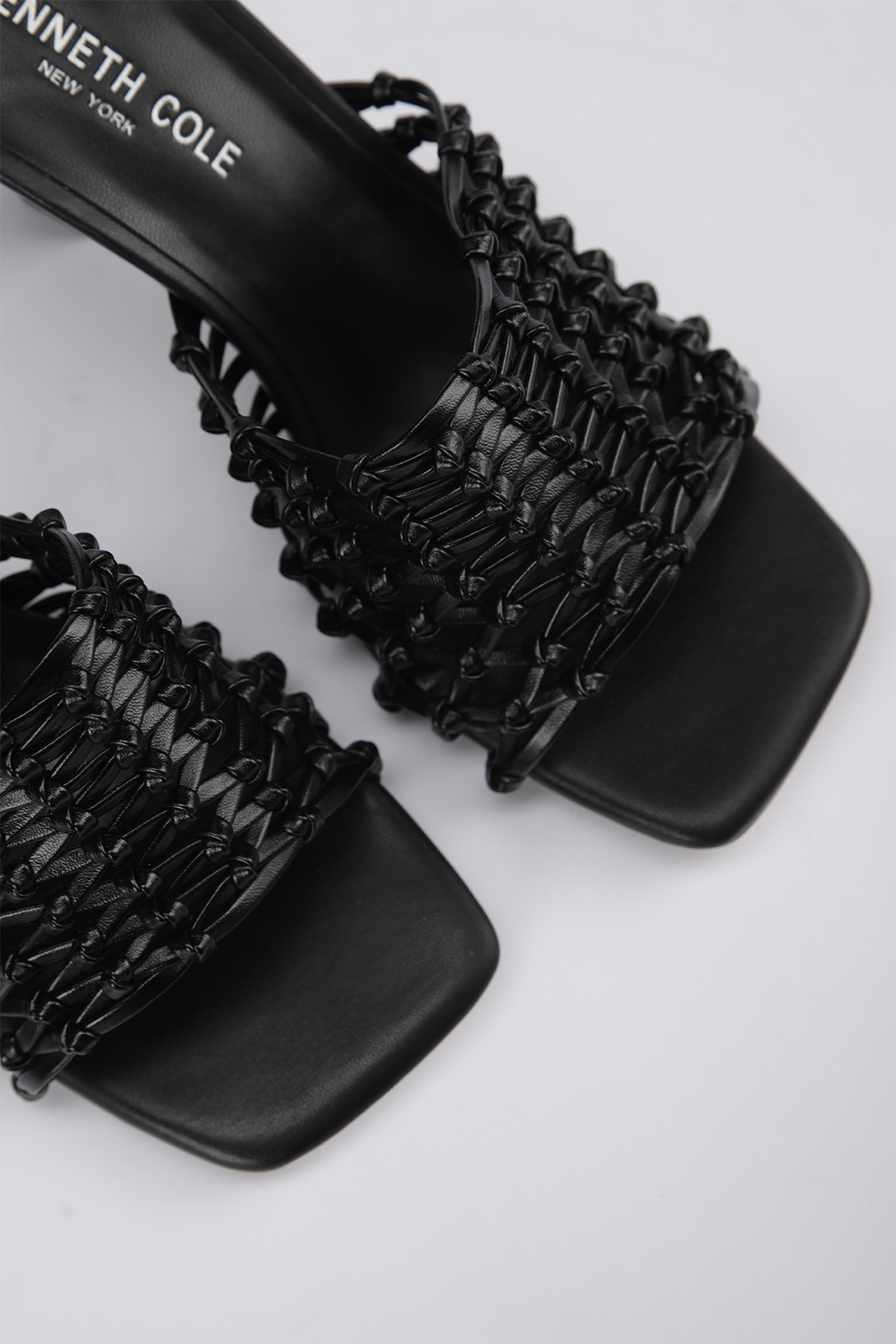 כפכפים עם עקב דמוי עור בעיצוב ארוג בצבע שחור