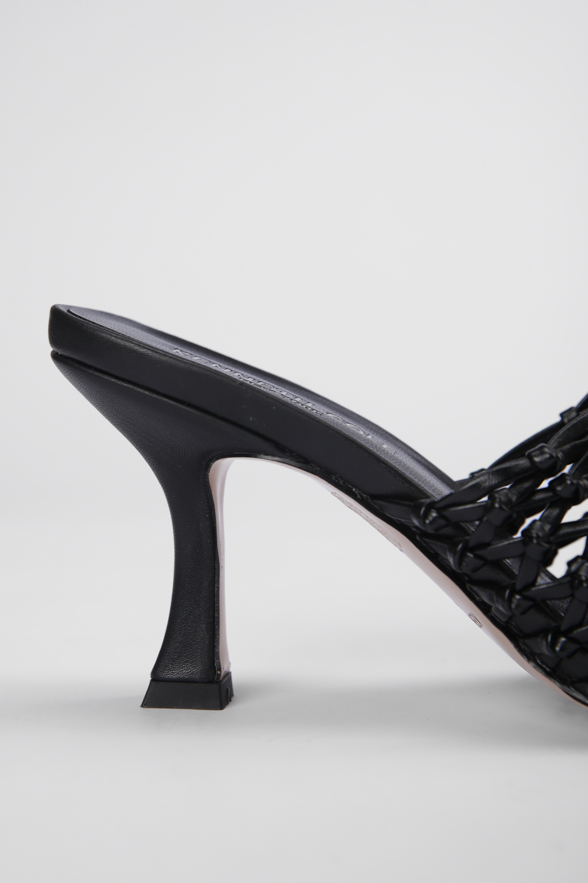 כפכפים עם עקב דמוי עור בעיצוב ארוג בצבע שחור