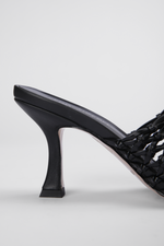 כפכפים עם עקב דמוי עור בעיצוב ארוג בצבע שחור