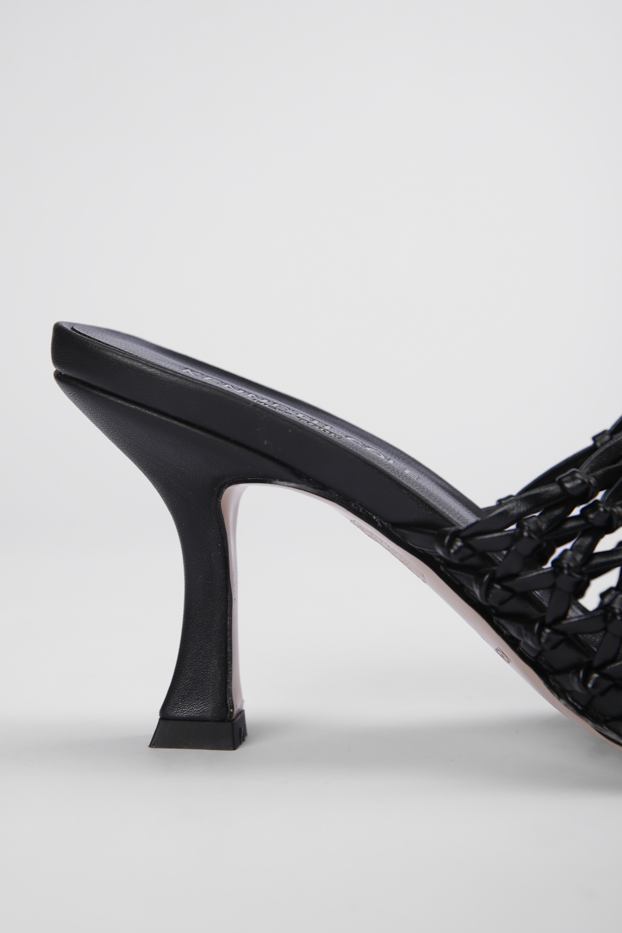 כפכפים עם עקב דמוי עור בעיצוב ארוג בצבע שחור