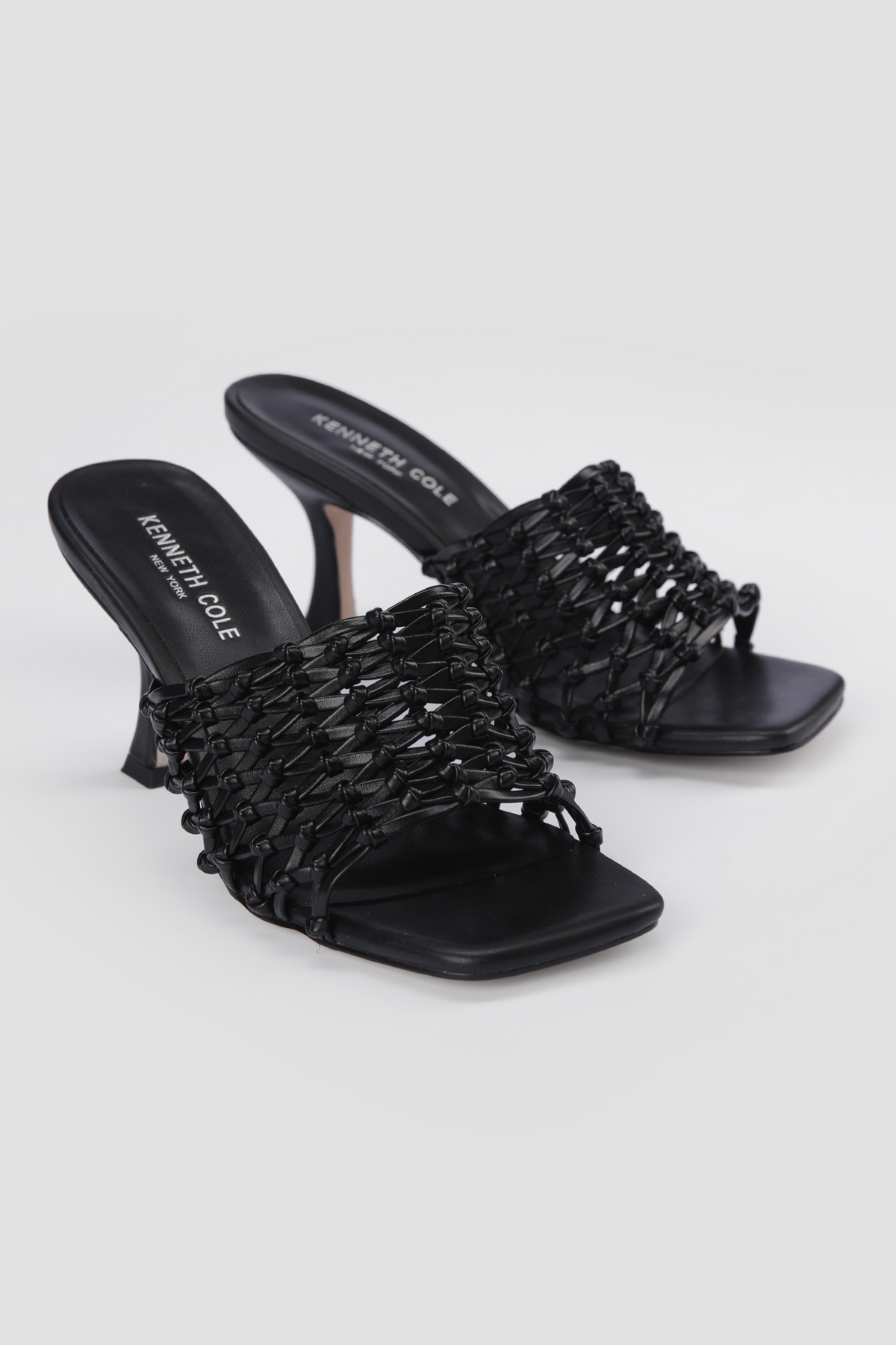 כפכפים עם עקב דמוי עור בעיצוב ארוג בצבע שחור