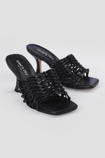 כפכפים עם עקב דמוי עור בעיצוב ארוג בצבע שחור