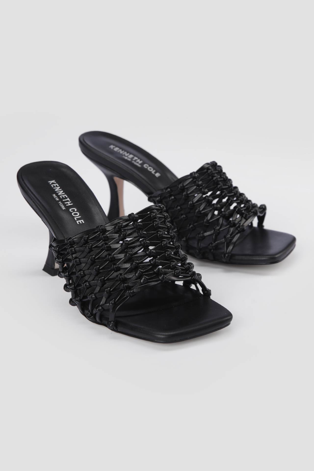 כפכפים עם עקב דמוי עור בעיצוב ארוג בצבע שחור