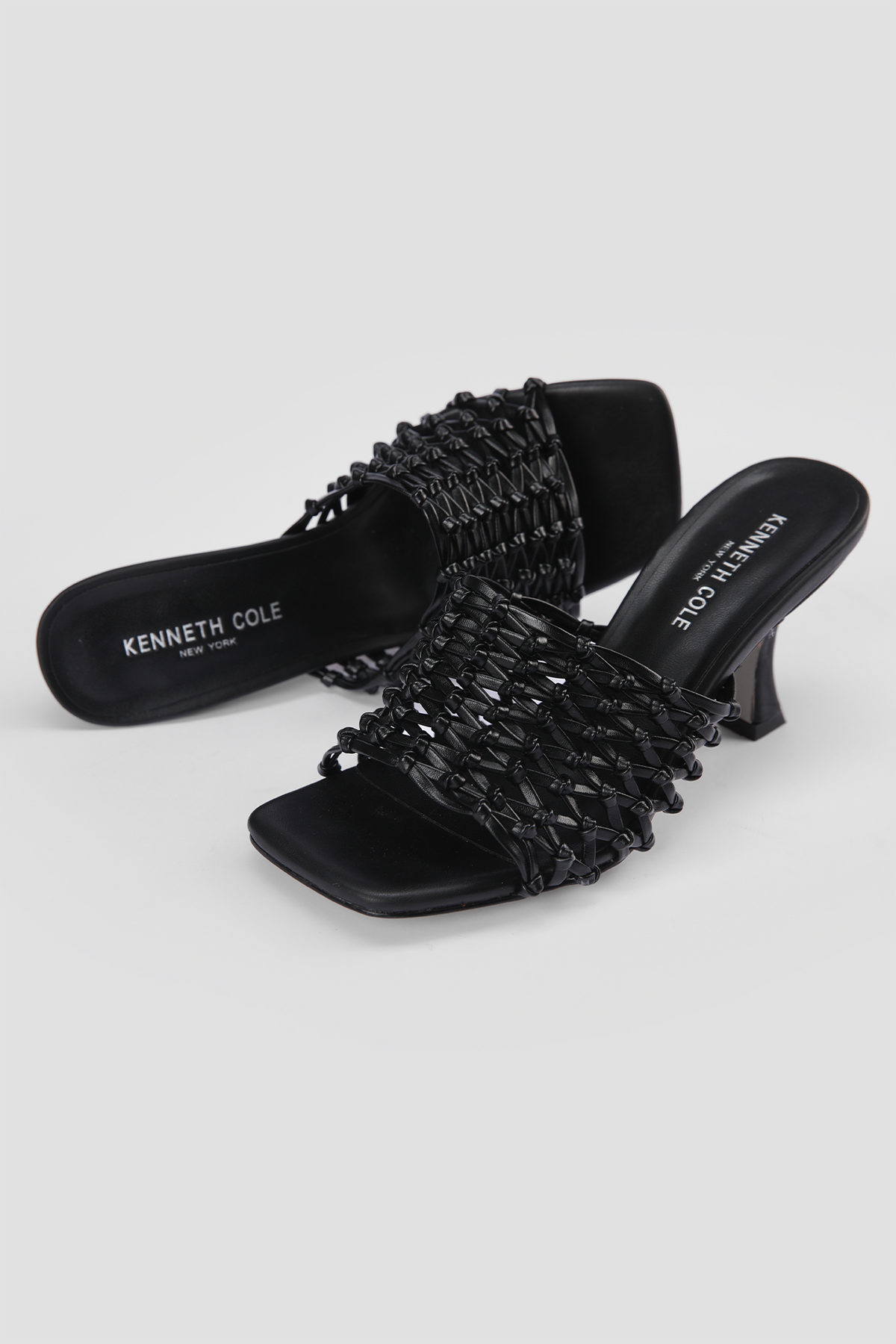 כפכפים עם עקב דמוי עור בעיצוב ארוג בצבע שחור