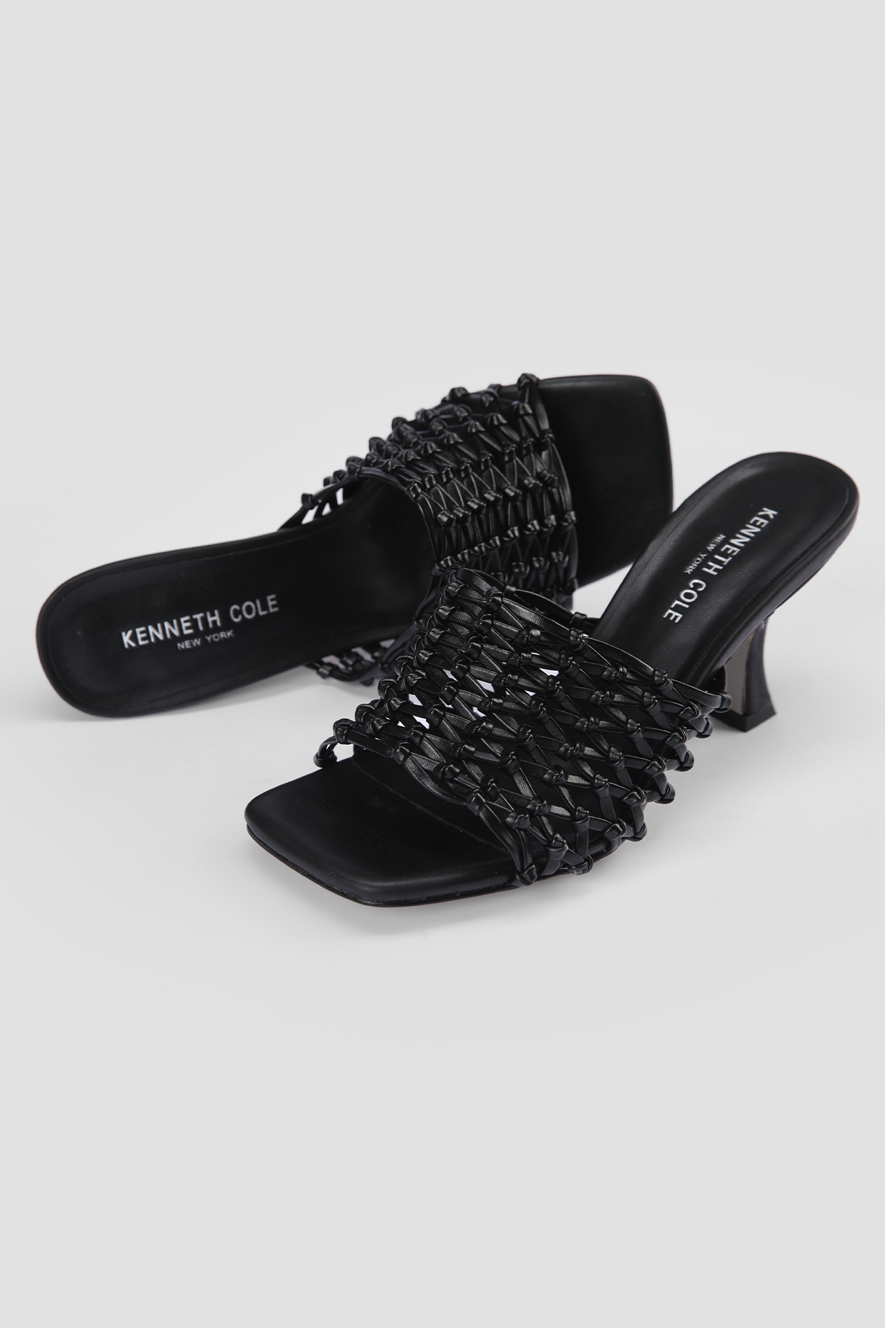 כפכפים עם עקב דמוי עור בעיצוב ארוג בצבע שחור