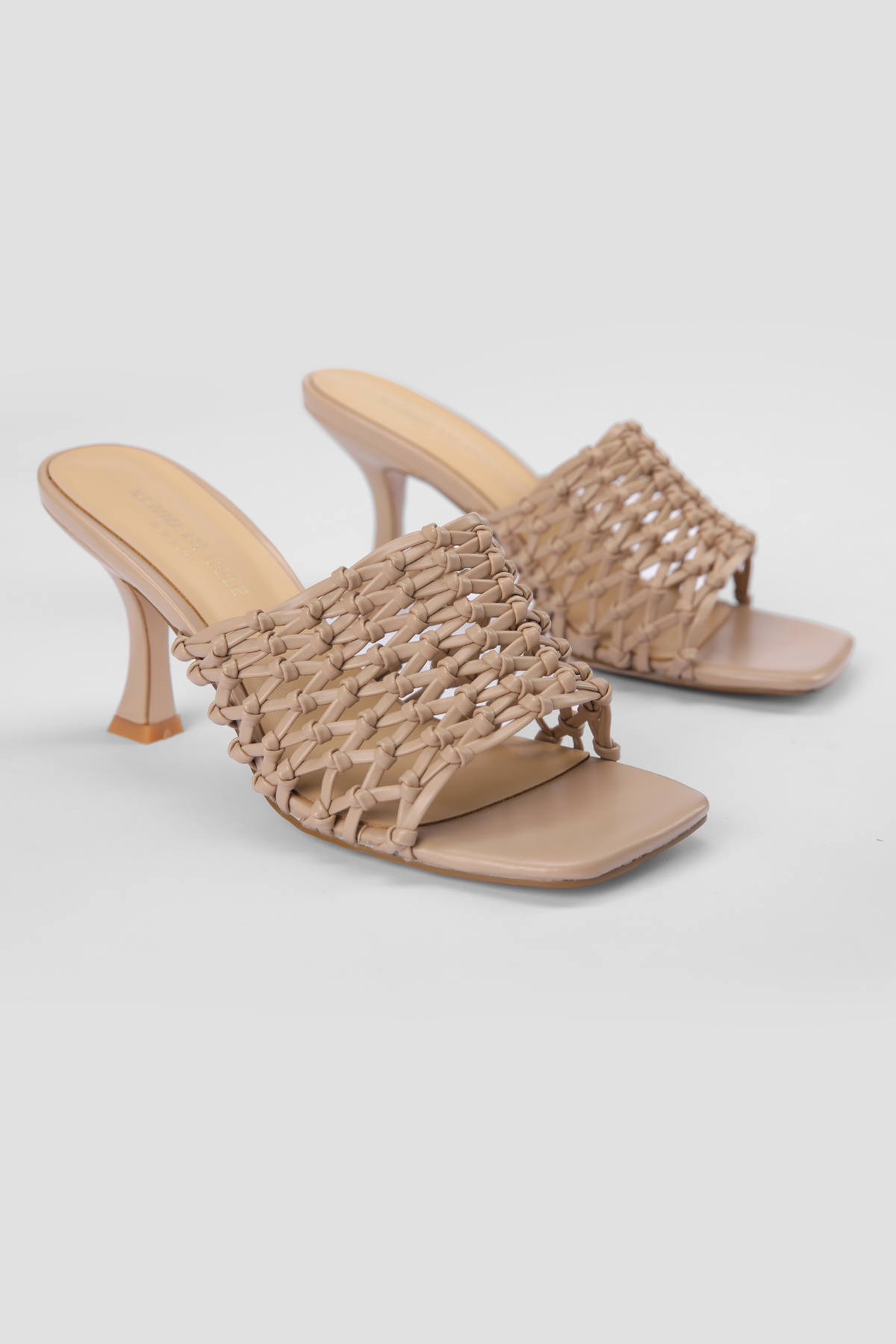 כפכפים עם עקב דמוי עור בעיצוב ארוג בצבע מוקה