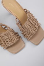 כפכפים עם עקב דמוי עור בעיצוב ארוג בצבע מוקה