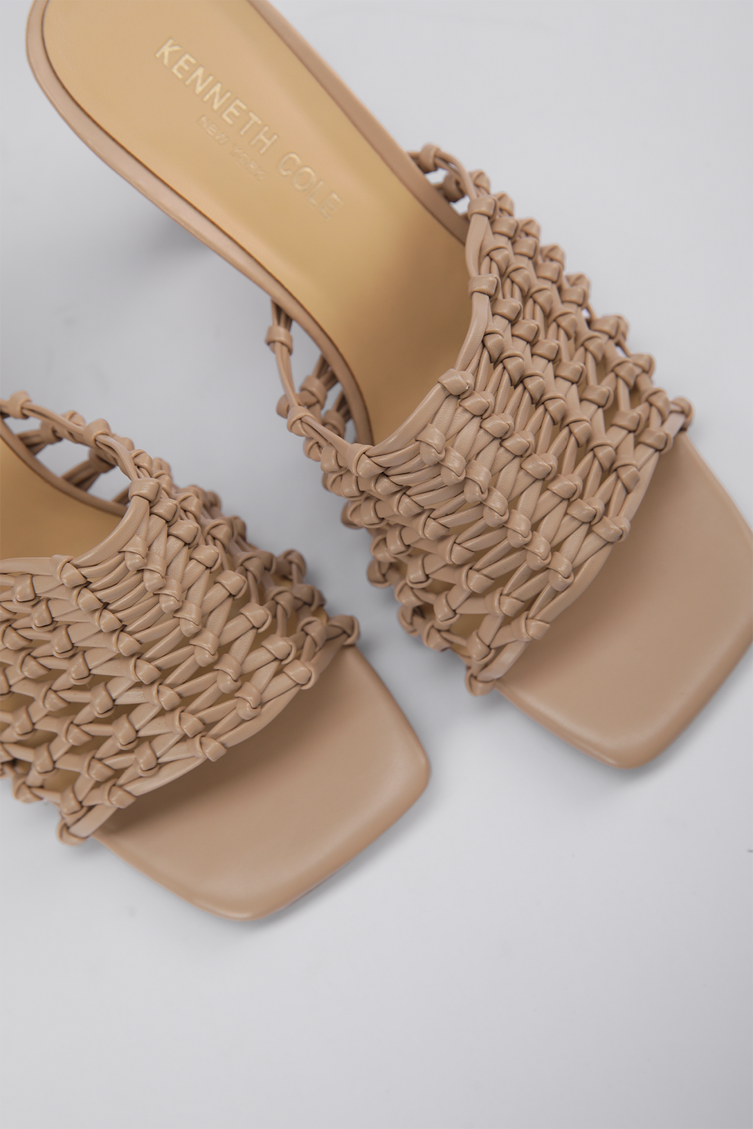 כפכפים עם עקב דמוי עור בעיצוב ארוג בצבע מוקה