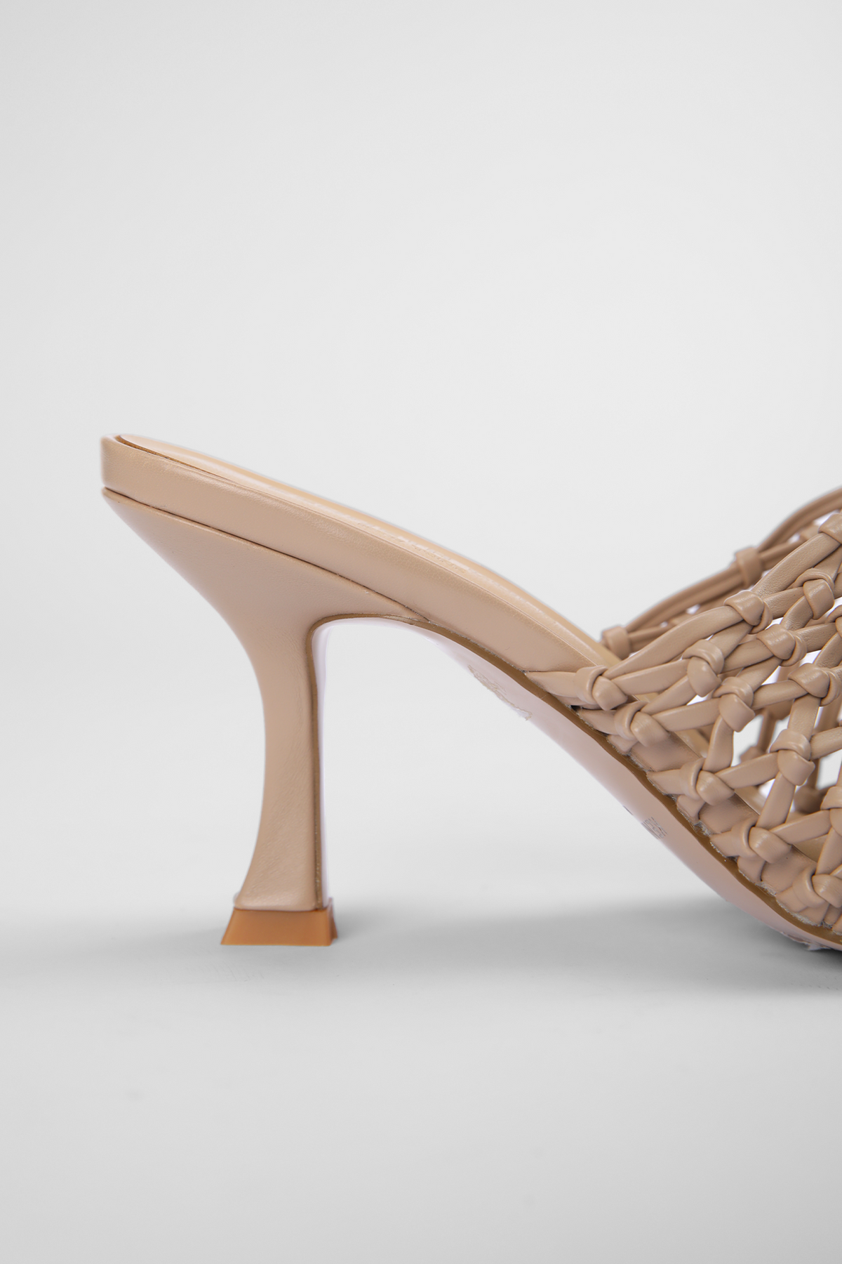 כפכפים עם עקב דמוי עור בעיצוב ארוג בצבע מוקה