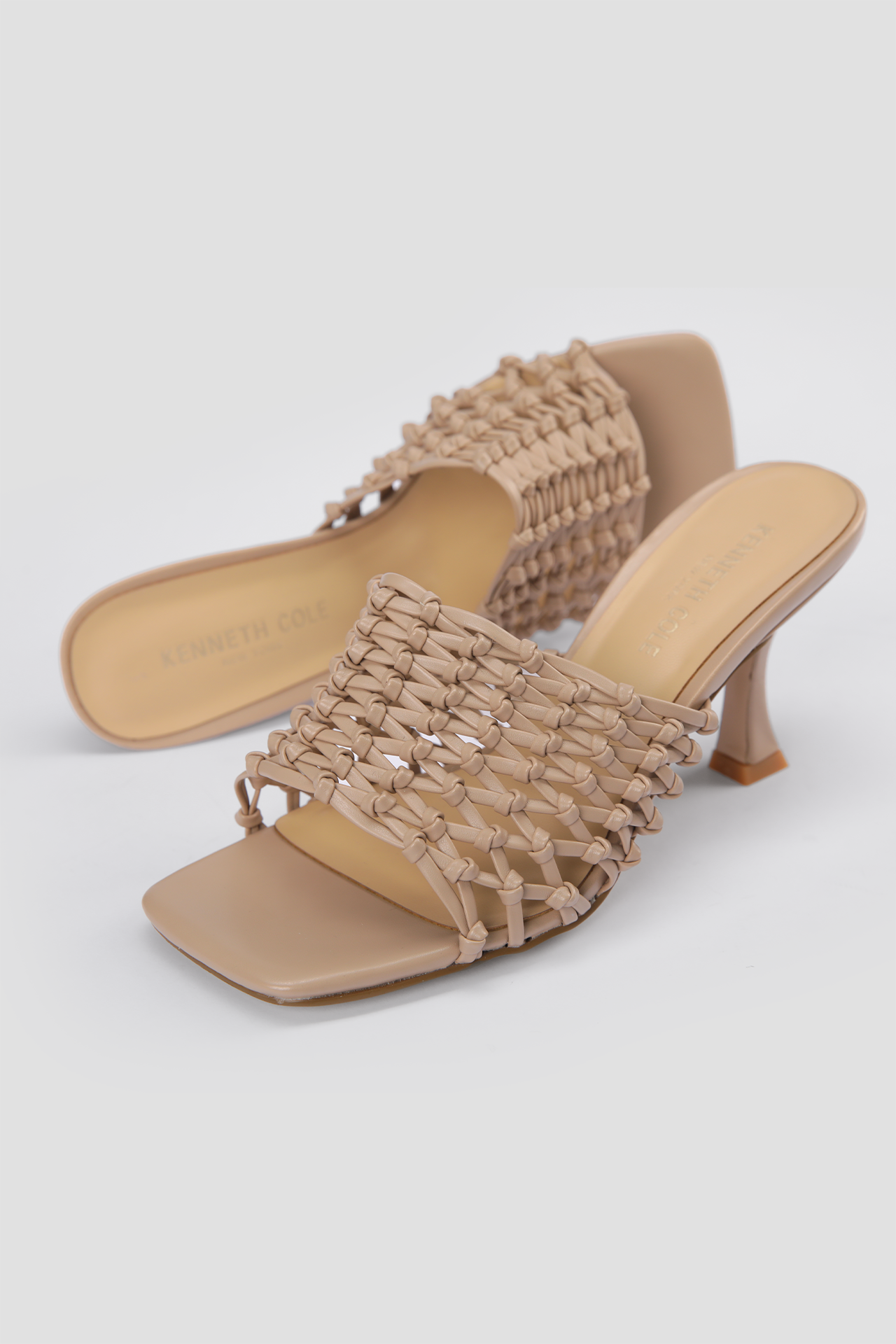 כפכפים עם עקב דמוי עור בעיצוב ארוג בצבע מוקה