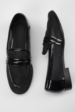 נעלי מוקסין בצבע שחור משולב לקה ובד רשת 