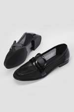 נעלי מוקסין בצבע שחור משולב לקה ובד רשת 