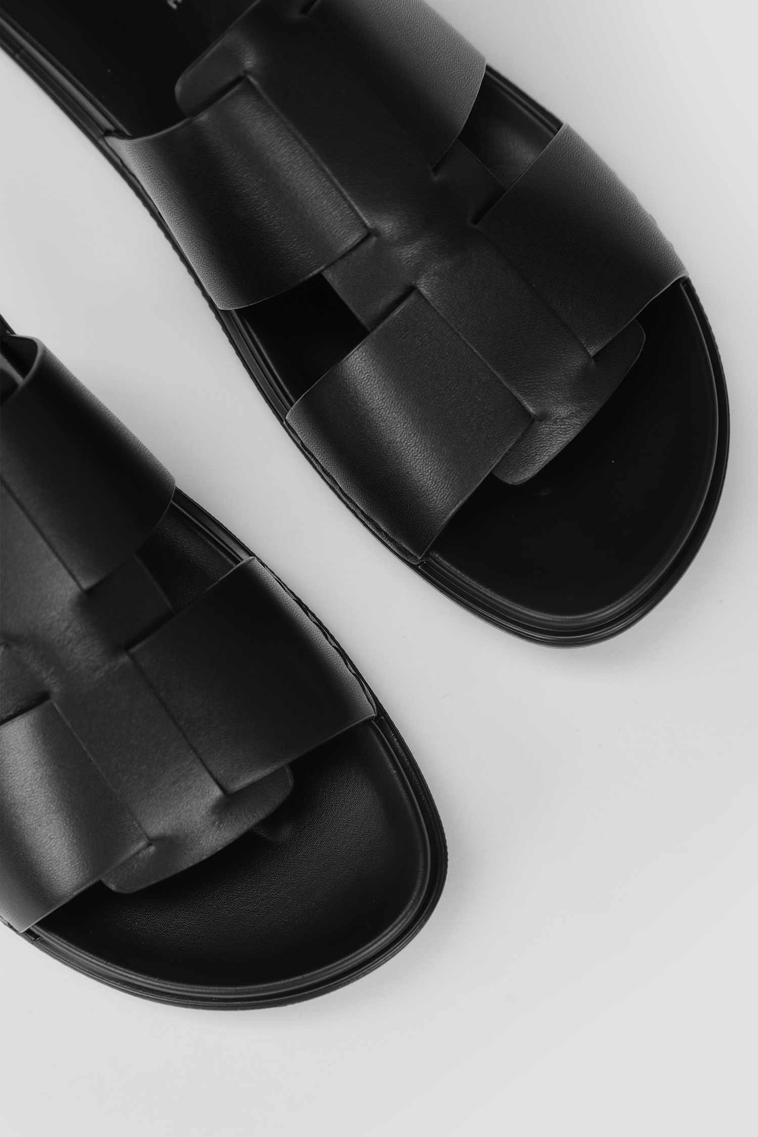 כפכפי עור לגברים בצבע שחור 