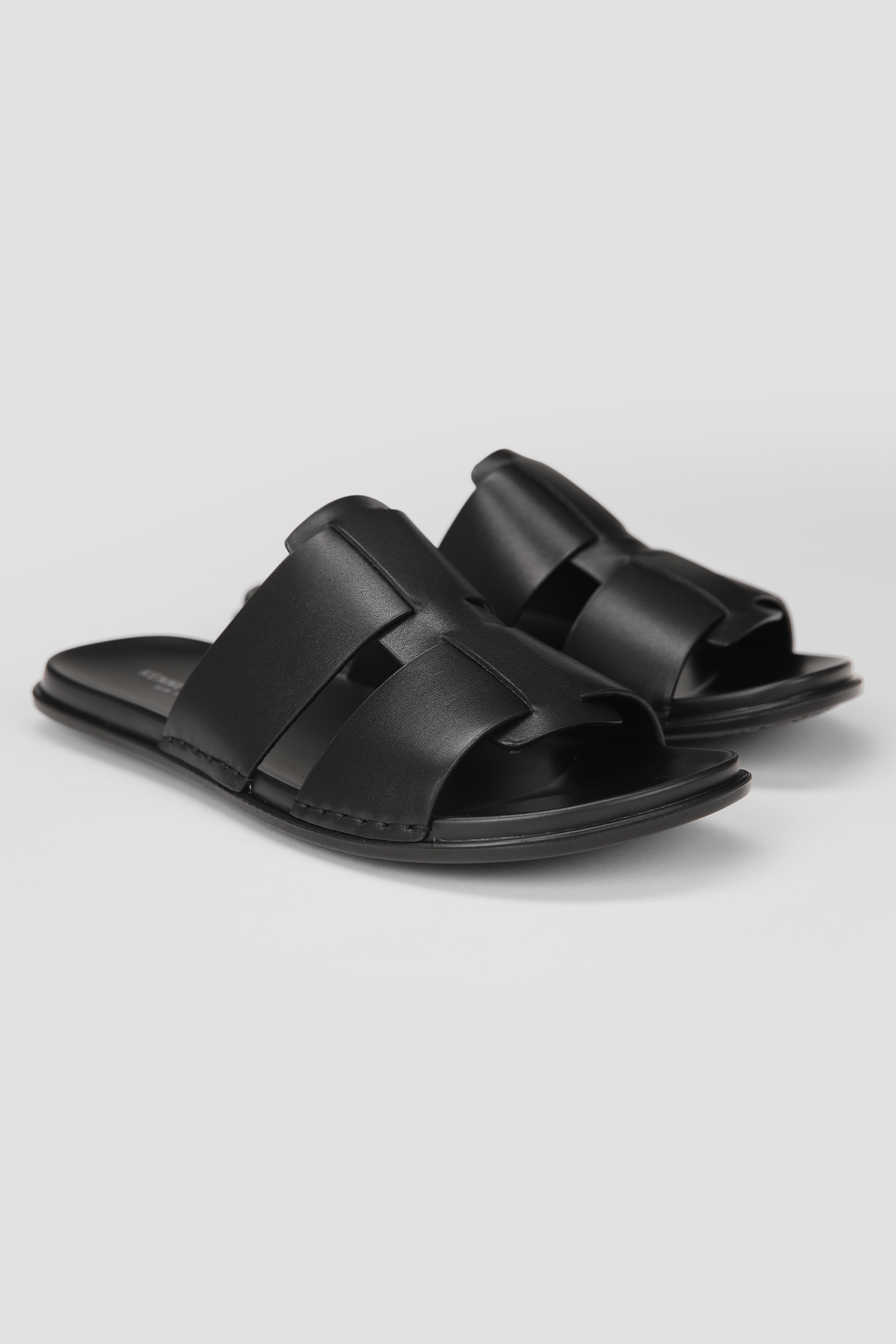 כפכפי עור לגברים בצבע שחור 