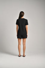 חולצת בייסיק צווארון וי