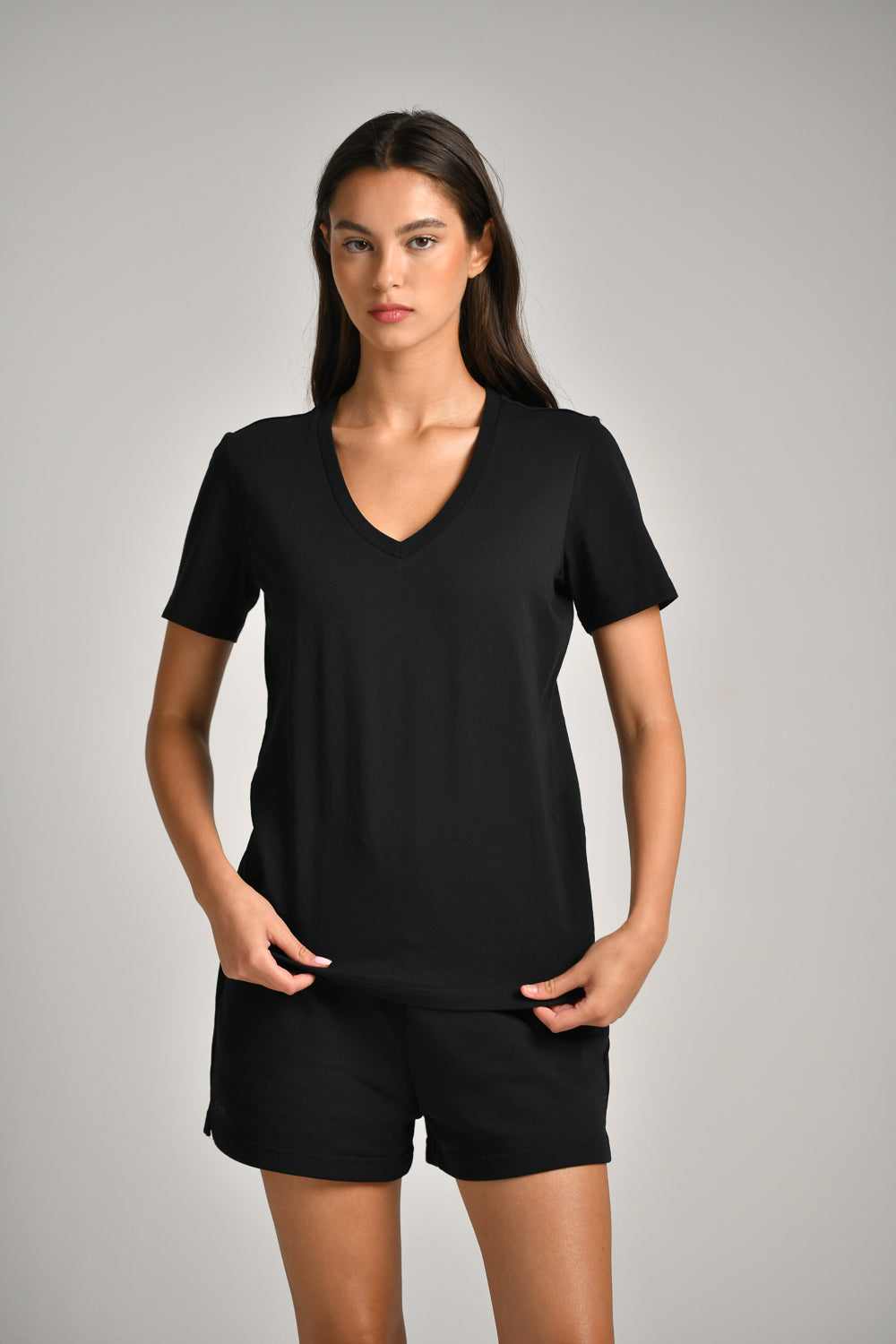 חולצת בייסיק צווארון וי