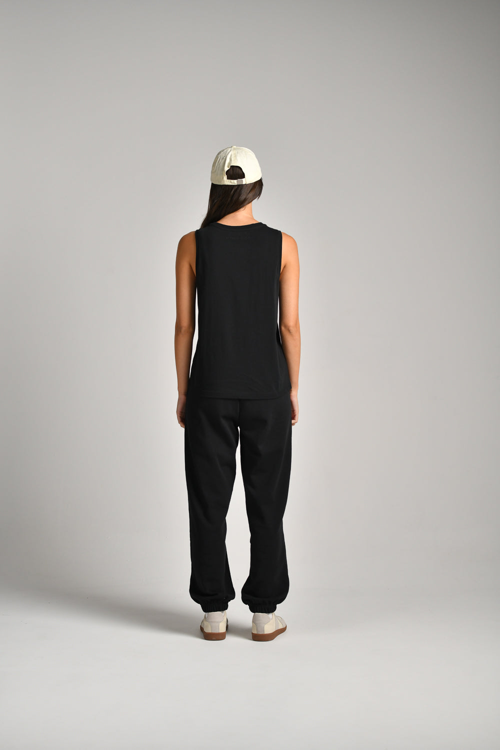 גופייה בייסיק עם לוגו בגב