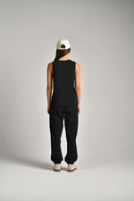 גופייה בייסיק עם לוגו בגב