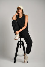 גופייה בייסיק עם לוגו בגב