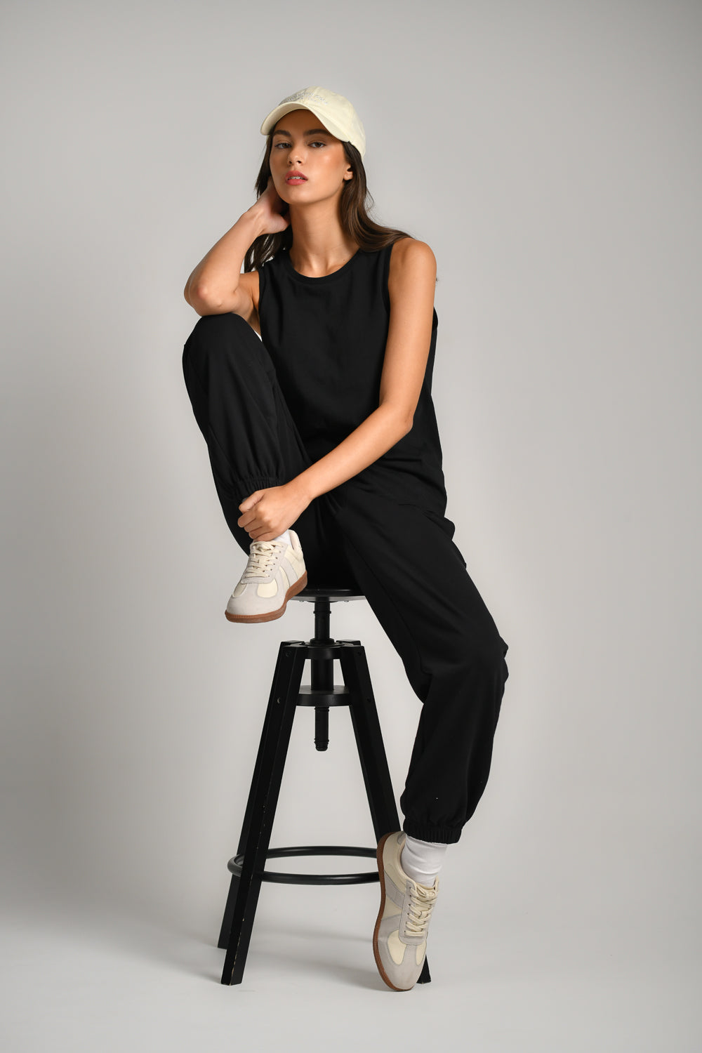 גופייה בייסיק עם לוגו בגב