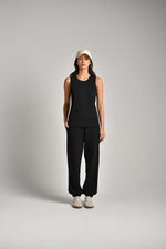 גופייה בייסיק עם לוגו בגב