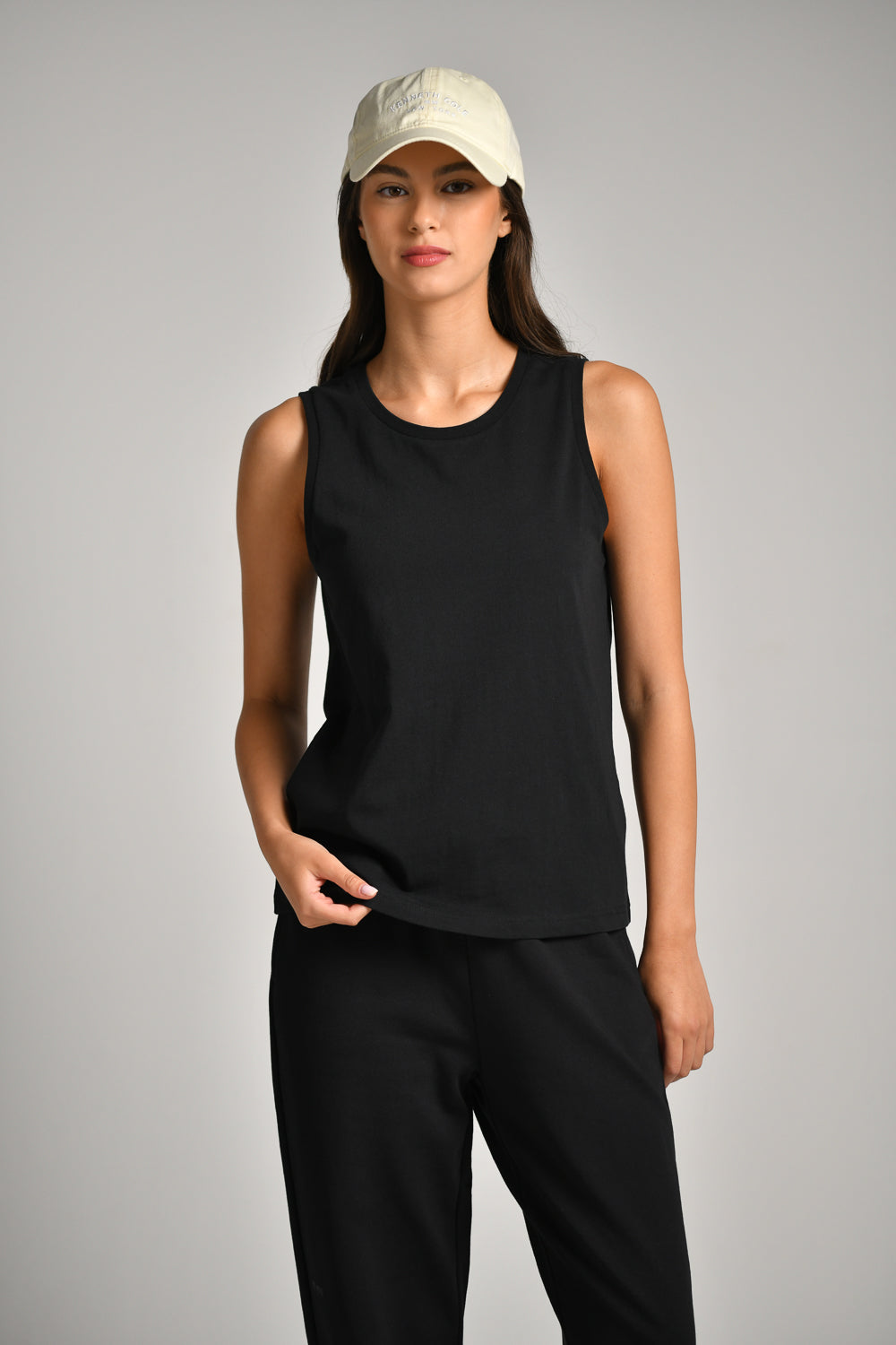 גופייה בייסיק עם לוגו בגב