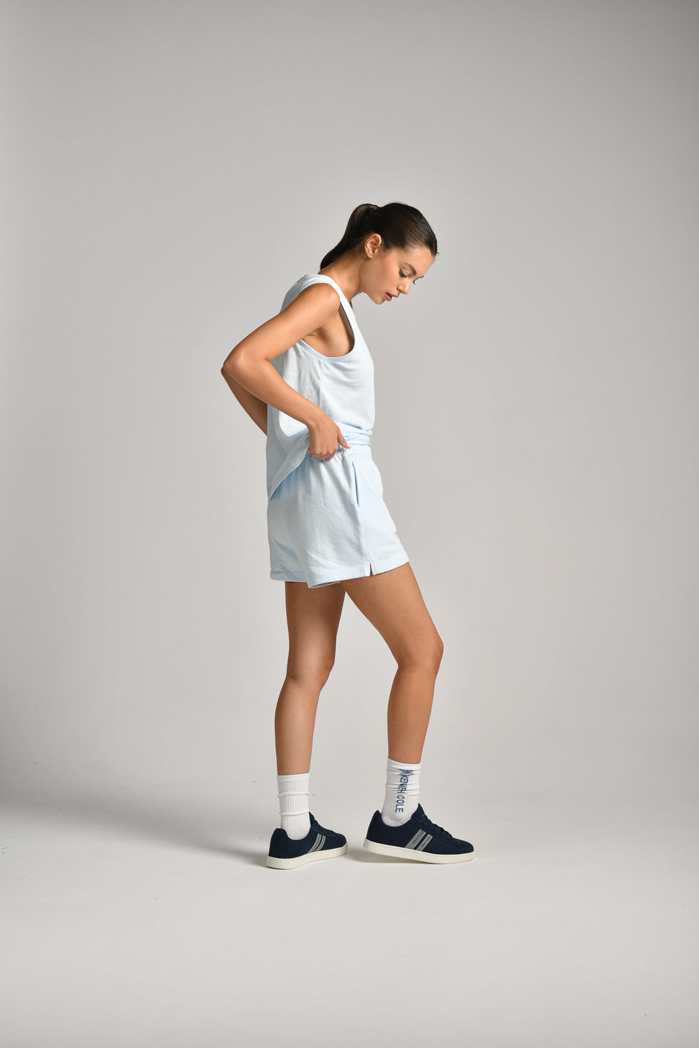 גופייה בייסיק עם לוגו בגב